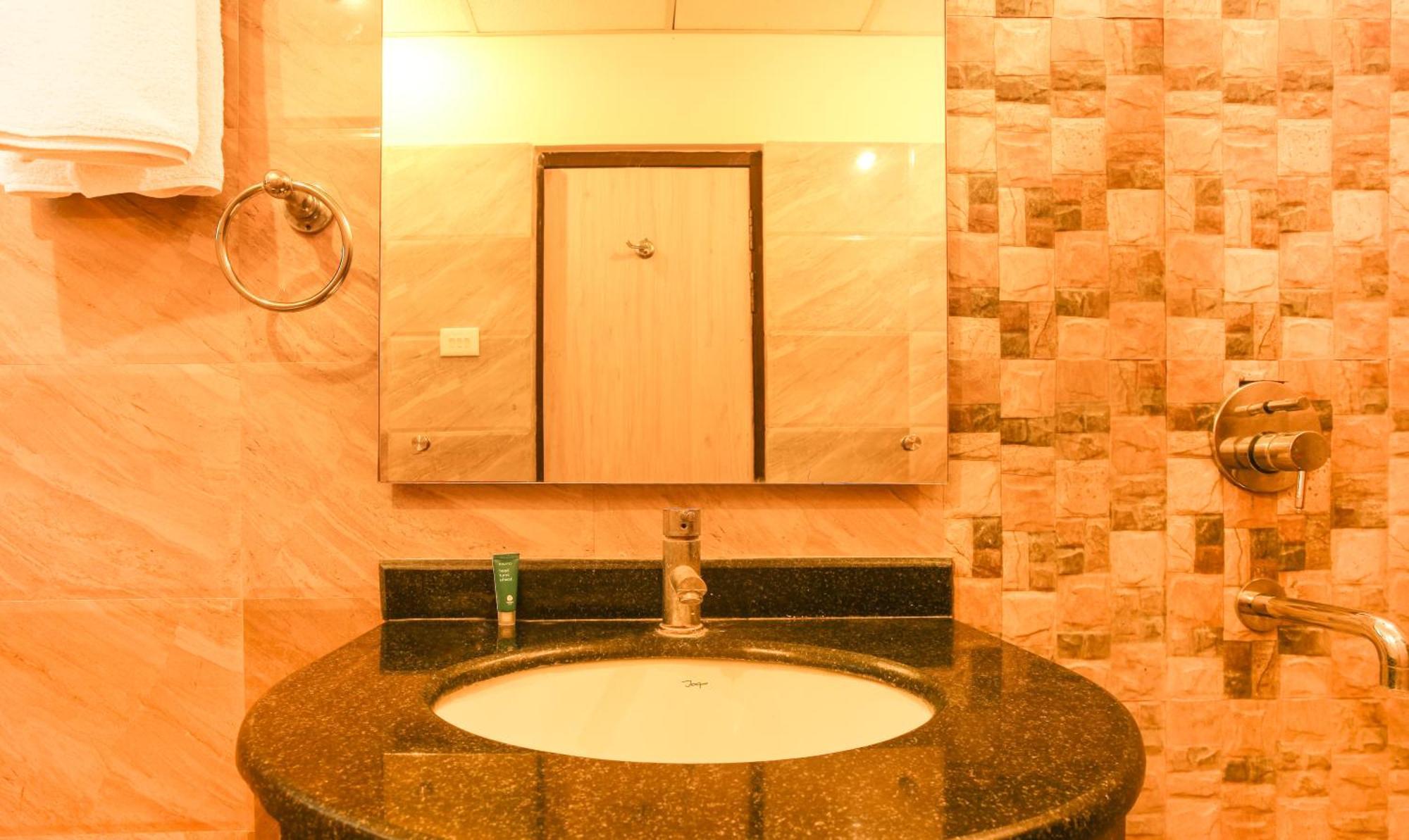Hotel Janki International Sigra 2 Km From Kashi Vishwanath Temple Waranasi Zewnętrze zdjęcie