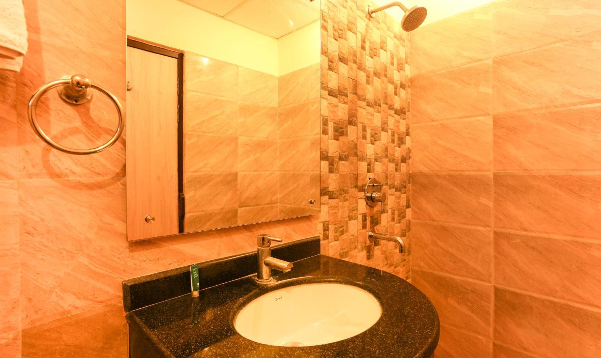 Hotel Janki International Sigra 2 Km From Kashi Vishwanath Temple Waranasi Zewnętrze zdjęcie