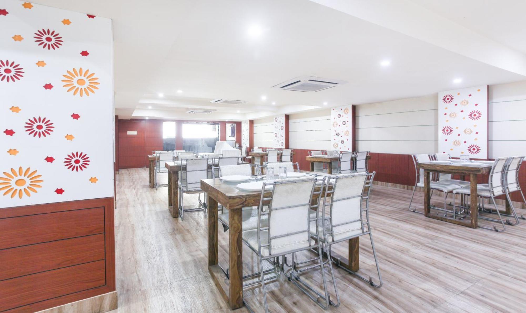 Hotel Janki International Sigra 2 Km From Kashi Vishwanath Temple Waranasi Zewnętrze zdjęcie